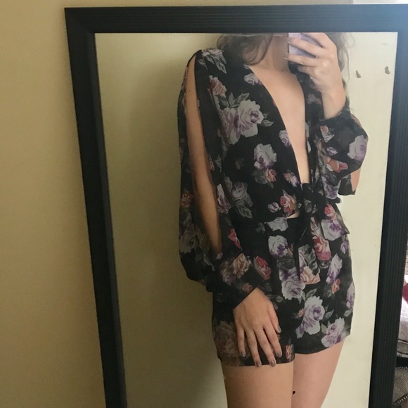 New! 🌸 Floral Romper 🌸 - Picture 2 of 5